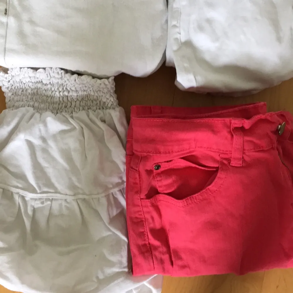 60kr för alla! Möts i Stockholm eller frakt 45kr. En kjol, ett par rosa shorts och två par vita jeans. Först till kvarn!!. Jeans & Byxor.