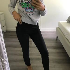  - Snygga kostymbyxor från Gina tricot. Endast använda vid ett tillfälle annars är dom helt nya. Storlek 34 men passar även 36.