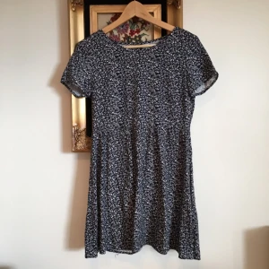  - Somrig blåvit klänning från H&M. Frakt tillkommer om vi inte kan mötas upp i Lund ⭐️