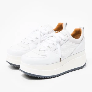  - Naomi sneakers från Ganni ! Sparsamt använda , köpare betalar ev frakt :) stl 39!