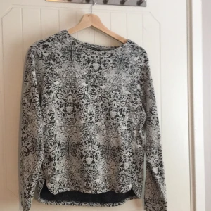  - Tjockare fin långärmad tröja. Frakt står köparen för. Betalning sker via swish 