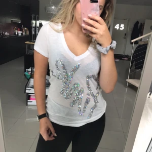  - En tshirt från victoria's secrets sportmärke PINK. Riktigt fin men kommer tyvärr inte till användning för mig. Köparen står för fraktkostnaden.