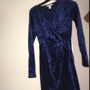  - Sammets klänning i XS , använd 1 gång, nypris 500.  