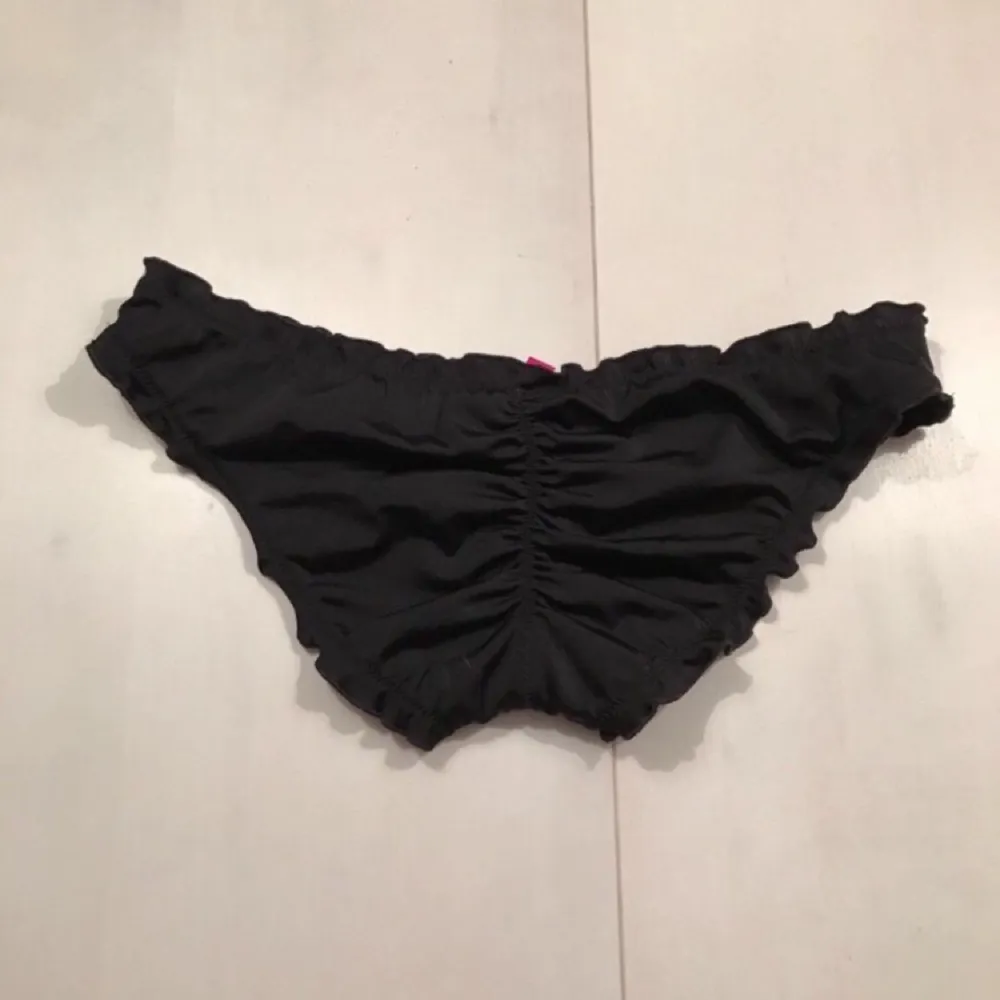 Säljer en mycket fin svart Victorias Secret Bikini-underdel i storlek S. Säljer den pga att den är för liten för mig men annars skulle jag ha använt den :). Övrigt.