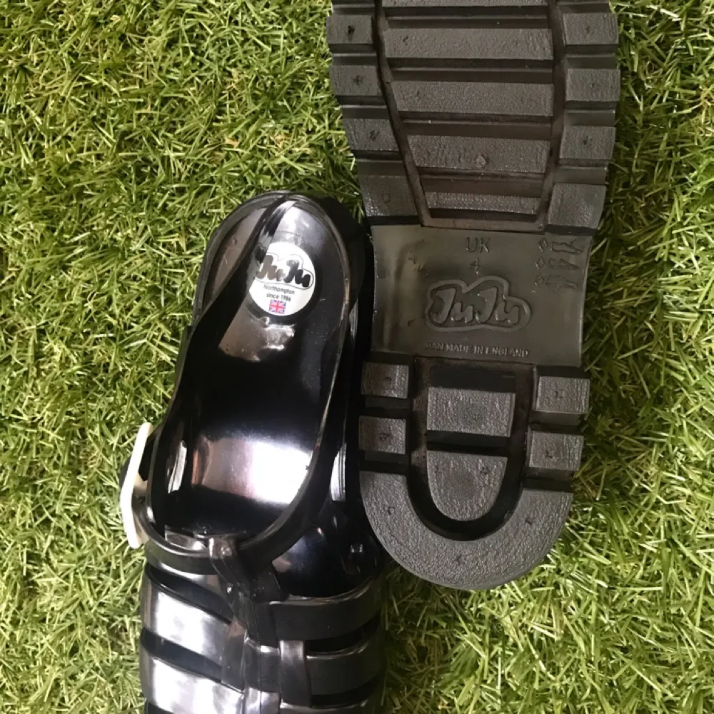 Coola och vattentäta sandaler från JUJU inköpta hos American Apparel. Storlek UK 4 vilket motsvarar en EU 37. Aldrig använda då dom är för stora för mig.  🐼🐾🐼🐾🐼 Kan mötas upp i Stockholm/Swish/Köparen betalar för frakt 🌸. Skor.