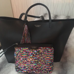  - Väska från Victoria's Secret med tillhörande necessär/clutch. Fick dom i julklapp men säljer då de inte har kommit till användning. Väskan var Limited edition så finns inte o köpa mer! Material:Faux leather alltså inte äkta läder! I priset inkluderas frakt på 50kr.