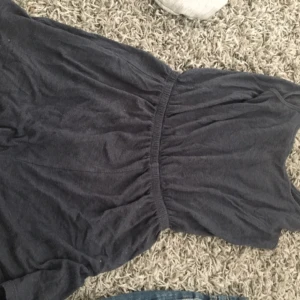  - En jumpsuit från HM som jag säljer pga att jag har jätte många jumpsuits och känner att någon kan ha bättre användning för den här jumpsuiten medtanke på att jag använder mina andra 