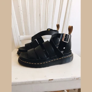  - Vegan Dr.Martens. Använd 2 gånger. Köpt för 1400 för ca 3 månader sedan. Finns i Handen, Stockholm. Hämtas eller möts upp i Haninge.