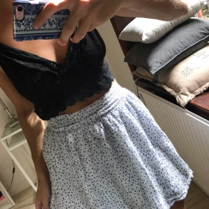  - Supersöt kjol med blå blommor. Frakt 28 kr eller hämtas i Gbg 