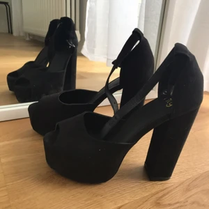  - Nelly skor, hög klack med platå. Aldrig använda 
