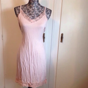  - Ursnygg klänning från Vila!     Prislapp kvar, inte ens provad.