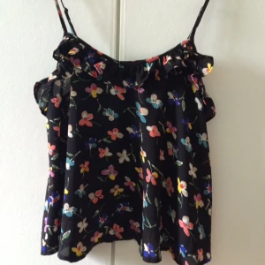  - Blommig sommartopp från Bikbok 🌸🌸 FRI FRAKT 