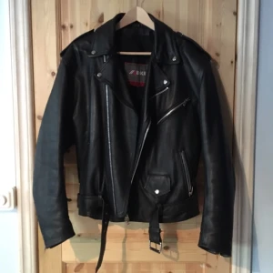  - En klassiker i stil med Marlon Brandos i The Wild One. Intakt och fin. Den är stor i storleken, själv uppskattar jag den till en Large. 