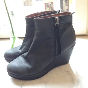  - Supersnygga mattsvarta skor med dragkedja! Från Scorett, nypris 699:-  Storleken inuti har försvunnit men de är en stor 38 eller liten 39! 