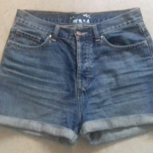 - jeansshorts med hög midja från bikbok 