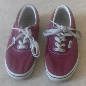  - vinröda vans 