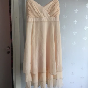  - Helt ny vacker klänning i aprikos från Vila med prislapp kvar.   Köparen står för frakt  Cirka 28kr