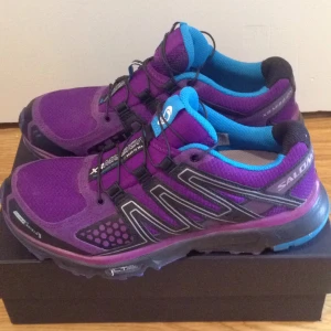  - Endast testade Salomon XR MISSION. Löparskor med grov sula som passar både asfalt och trail. Beställde hem fel storlek och har inte kunnat använda dessa. Ordpris 1299kr.