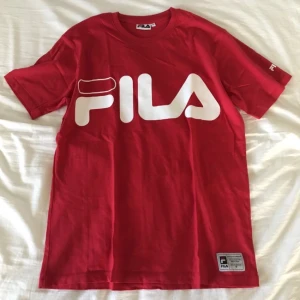  - En oanvänd röd fila t-shirt i super bra skick