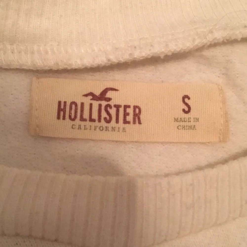 Mysigt Hollister tröja som passar till mycket! Säljer den för att den är något förstör för mig. . Hoodies.