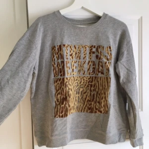  - Collagetröja från Weekday. Sparsamt använd! 