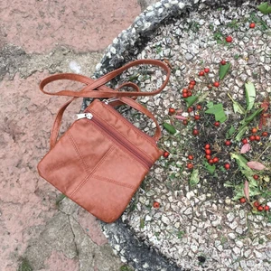  - Söt liten brun oanvänd väska. Kan vara köpt från HM. 