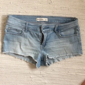  - Ljusa Jeans shorts ifrån Abercrombie kids i storleken 16, vilket motsvarar ungefär XS. 