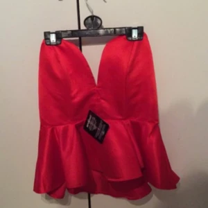  - En snygg röd tröja som aldrig är använd, prislappen sitter kvar och är köpt från Nelly.  Köpare står för eventuell frakt