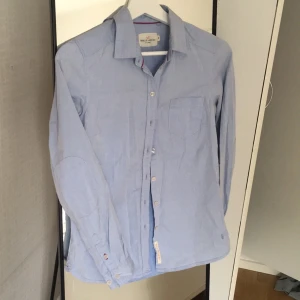  - Figursydd skjorta från Lindex