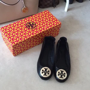  - Oanvända Tory Burch flats i storlek 38. Ormskinnsmönstrade och med guldig logo. Säljs pga av att de tyvärr är för små. Fler bilder kan skickas om så önskas:)