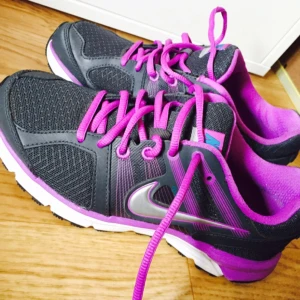  - Säljer mina Nike träningsskor som i princip är i nyskick då dom endast är använda en gång. Jätte sköna och fina. 