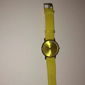  - Säljer en gul klocka! Har gjort ett extra hål. Köparen står för frakt💖