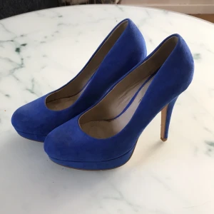  - Koboltblå klackskor i mocka från ellos, endast använda en gång, bekväma att gå i.