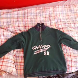  - Tommy Hilfiger Tröja. Alrig använd. Mindre köpt för ett år sen för 1499kr. ikväll kommer en bild med tröjan på en man med storlek L som vardags så man får en uppfattning av hur den sitter och har för passform. 