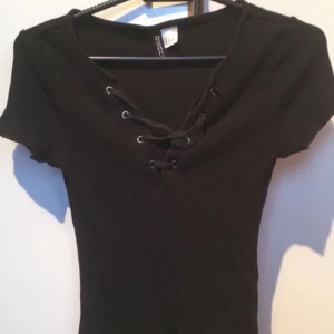 - Svart Snörad magtröja 