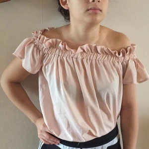  - Världens sötaste topp i gammel/puderrosa färg! Offshoulder. 
