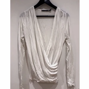  - Långärmad tröja i omlottmodell. Hade behövt en omgång med strykjärnet haha...... kan skicka fler bilder om så önskas!