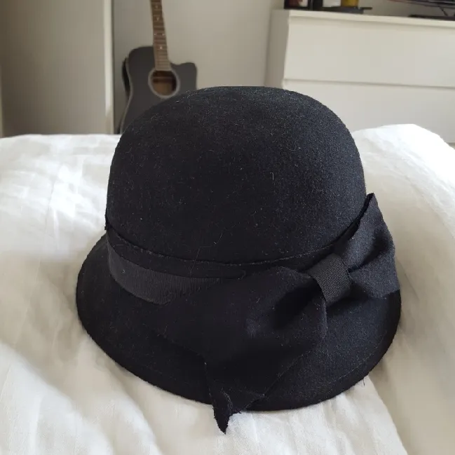 Fin vintagehatt med rosettdetalj🌼 priset är inklusive frakt.. Accessoarer.