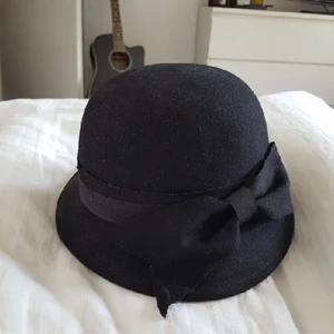  - Fin vintagehatt med rosettdetalj🌼 priset är inklusive frakt.