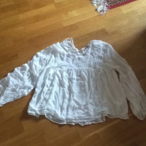  - Bohemisk blus från hm trend. Använd ert fåtal gånger! Fint skick 