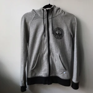  - Adidaströja i nyskick. Checka gärna mina andra grejer, mer adidas o nike! :)