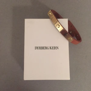  - 🧡 FRAKT INGÅR ALLTID I PRISET! 🧡 Armband med fin gulddetalj och i äkta läder från Dyrberg/Kern. Använt men i fint skick. Orginallåda medföljer. En väldigt fin present! Rök- och djurfritt hem. 