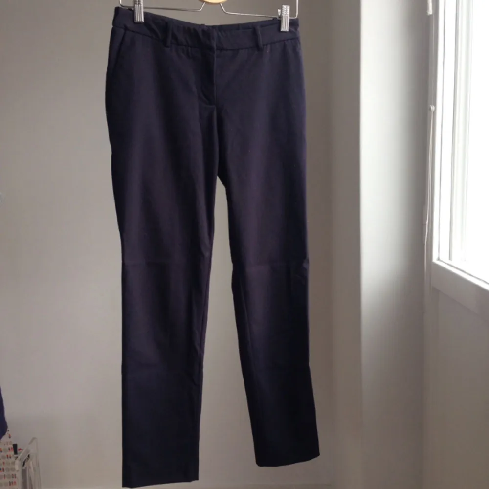 Mörkblåa kostymbyxor från H&M. Storlek 36. Normalhög midja, slim fit.  Ficka på höger sida bak. . Jeans & Byxor.