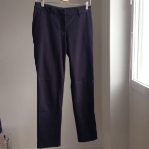  - Mörkblåa kostymbyxor från H&M. Storlek 36. Normalhög midja, slim fit.  Ficka på höger sida bak. 