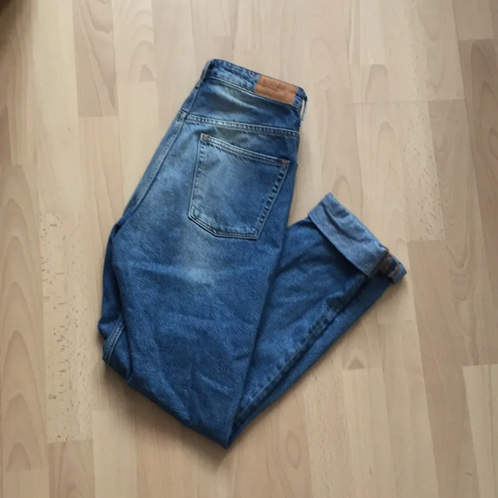 Mom jeans h&m Jag har 27-26 i midjan i vanliga fall men dom här är för stora för mig hög midja 🐋. Jeans & Byxor.