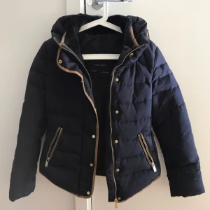  - Varm och elegant jacka från Zara i storlek small. Sparsamt använd och fin i skick.  Kan skickas mot fraktkostnad. 