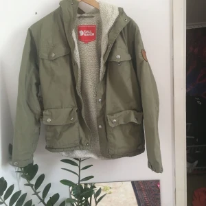  - Greenland winter jacket från fjällräven, fodrad med teddyflis. Står att det är xxs men tror den passar en XS också. Kan mötas i Uppsala annars står köparen för frakt.
