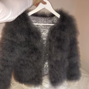  - Säljer denna fina knappt använda pälsjackan pga att jag har en väldigt lik. Den är i mycket bra skick och passar en storlek XS/S skulle jag säga men det beror på!💕 har ni frågor bara att skriva + pris går att diskuteras