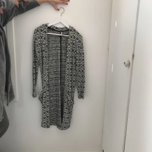 - Mönstrad cardigan. Frakt inkluderad i pris