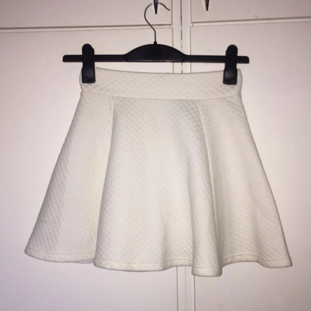 Vit klockad kjol från H&M. Tyget | Plick Second Hand